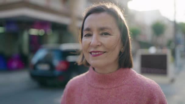Mujer Mediana Edad Sonriendo Confiada Pie Con Los Brazos Cruzados — Vídeos de Stock