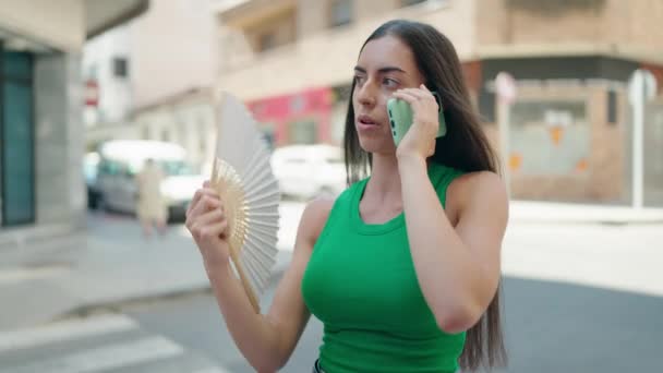 Jong Mooi Latino Vrouw Praten Smartphone Met Behulp Van Handfan — Stockvideo