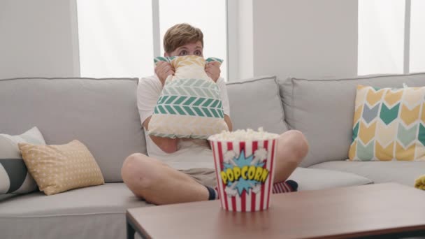 Young Redhead Man Watching Movie Scare Expression Home — Vídeos de Stock