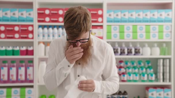Mladý Ryšavý Muž Zákazník Pomocí Nakpin Lékárně — Stock video