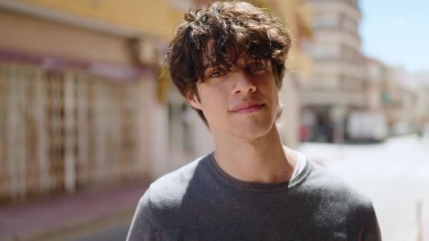 Νεαρός Ισπανός Χαμογελάει Σίγουρος Κρατώντας Χαρτονόμισμα Των 100 Δολαρίων Στο — Αρχείο Βίντεο