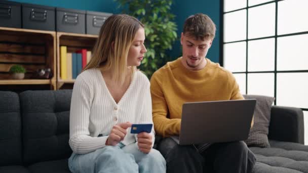Młoda Para Korzystająca Laptopa Karty Kredytowej Siedzącej Kanapie Domu — Wideo stockowe