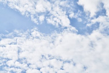 Güneşli bir günde bulutlu güzel mavi gökyüzü