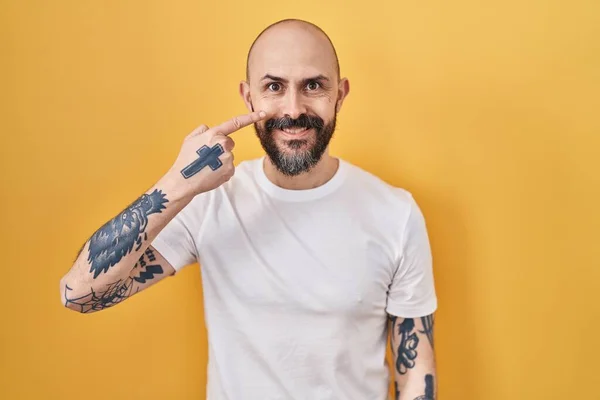Ung Latinamerikan Man Med Tatueringar Står Över Gul Bakgrund Pekar — Stockfoto