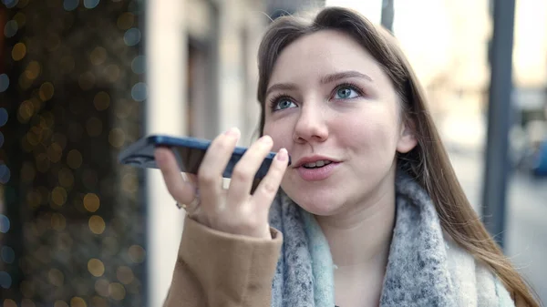 Genç Sarışın Kadın Gülümsüyor Kendine Güveniyor Akıllı Telefonuyla Sokakta Sesli — Stok fotoğraf