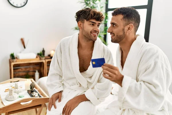 Två Latinamerikanska Män Par Innehar Kreditkort Sitter Massage Bord Skönhetscenter — Stockfoto