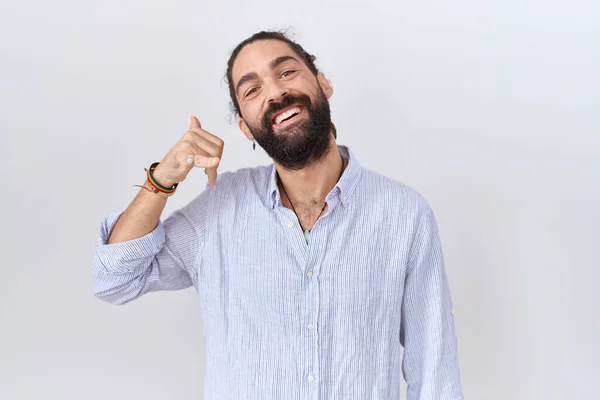 Hombre Hispano Con Barba Vistiendo Camisa Casual Sonriendo Haciendo Gesto —  Fotos de Stock
