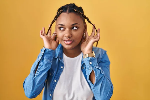 African American Woman Braids Standing Yellow Background Trying Hear Both — Photo