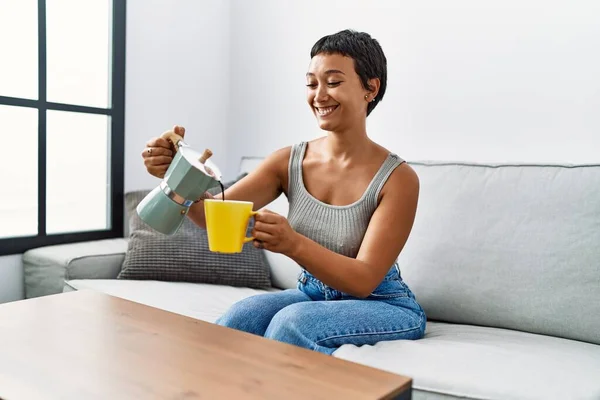 Genç Spanyol Kadın Gülümseyerek Evde Kendine Güvenen Bir Fincan Kahve — Stok fotoğraf