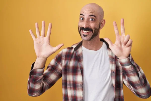 Hispanic Man Beard Standing Yellow Background Showing Pointing Fingers Number — Stock Fotó