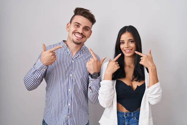 Unga Latinamerikanska Par Står Över Vit Bakgrund Leende Glad Visar — Stockfoto