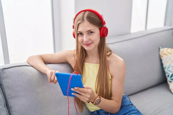 Młoda Kaukaska Kobieta Oglądanie Wideo Touchpad Siedzi Kanapie Domu — Zdjęcie stockowe