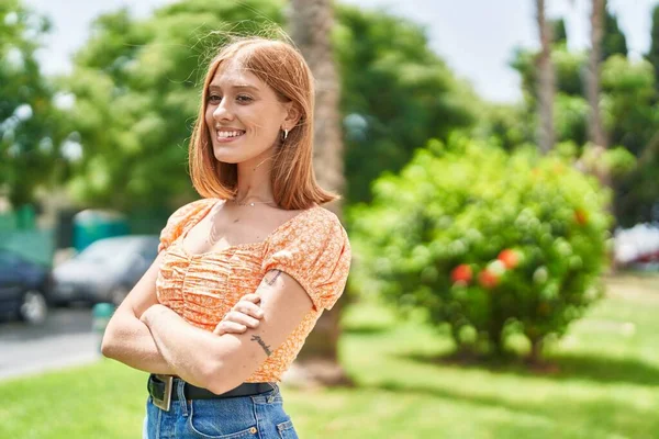 Genç Kızıl Saçlı Kadın Gülümsüyor Parkta Kollarını Kavuşturmuş Duruyor — Stok fotoğraf