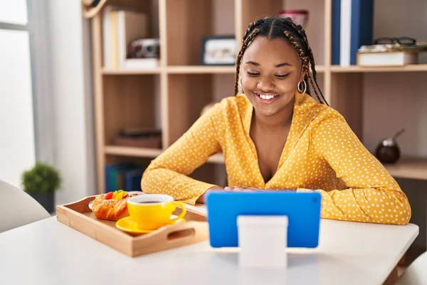African American Woman Having Breakfast Watching Video Touchpad Home — Stock Photo, Image