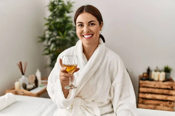 Young Beautiful Hispanic Woman Wearing Bathrobe Drinking Wine Beauty Salon — Stock fotografie