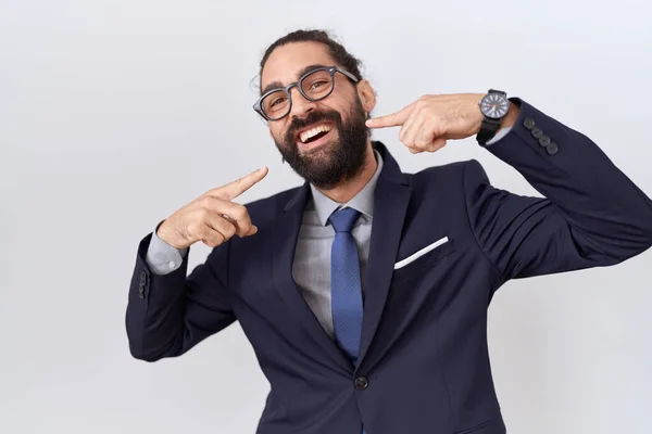 Hispanischer Mann Mit Bart Anzug Und Krawatte Fröhlich Lächelnd Und — Stockfoto