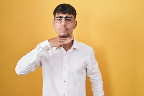 Junger Hispanischer Mann Steht Über Gelbem Hintergrund Und Schneidet Mit — Stockfoto