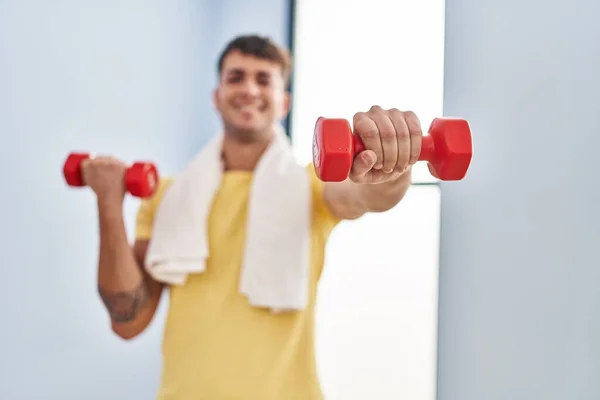 Young Hispanic Man Smiling Confident Using Dumbbells Training Sport Center — Foto Stock