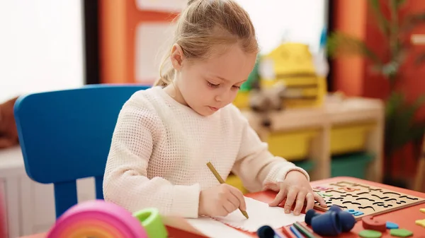Adorable Blonde Girl Preschool Student Sitting Table Drawing Paper Kindergarten — Foto Stock