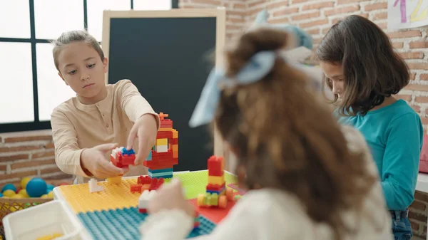 Група Дітей Які Грають Будівельними Блоками Сидять Столі Дитячому Саду — стокове фото
