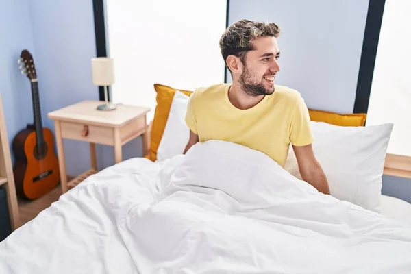 Junger Mann Lächelt Selbstbewusst Auf Bett Schlafzimmer — Stockfoto