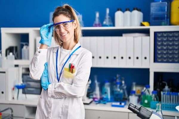 Mladá Žena Vědec Usmívá Sebevědomě Stojící Laboratoři — Stock fotografie