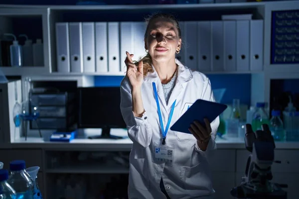Hermosa Mujer Rubia Que Trabaja Laboratorio Científico Tarde Noche Gesto —  Fotos de Stock