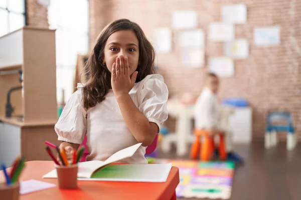 Liten Latinamerikansk Flicka Målning Skolan Täcker Munnen Med Handen Chockad — Stockfoto