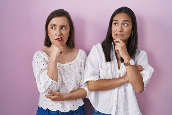 Hispanic Mother Daughter Together Thinking Worried Question Concerned Nervous Hand — Stok fotoğraf