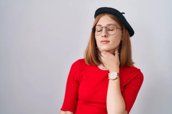 Jonge Roodharige Vrouw Met Een Bril Baret Aanraking Met Pijnlijke — Stockfoto