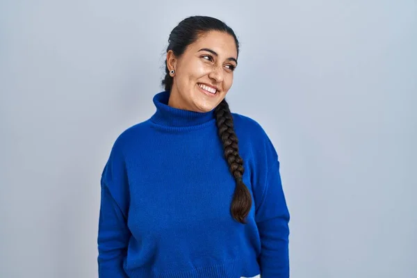 Junge Hispanische Frau Vor Isoliertem Hintergrund Die Mit Einem Lächeln — Stockfoto
