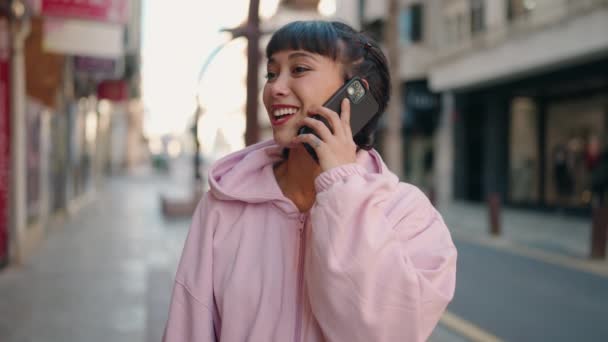 Jovem Hispânica Sorrindo Confiante Falando Smartphone Rua — Vídeo de Stock