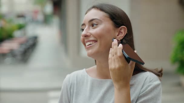 Genç Güzel Spanyol Kadın Gülümsüyor Caddedeki Akıllı Telefondan Kendine Güvenen — Stok video