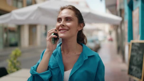 Giovane Donna Sorridente Fiducioso Parlando Sullo Smartphone Strada — Video Stock