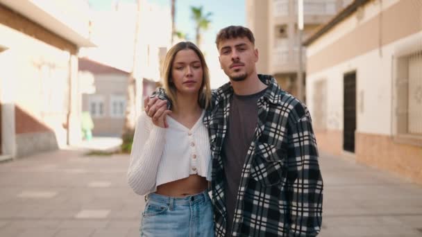 Junges Paar Lächelt Selbstbewusst Und Umarmt Sich Auf Der Straße — Stockvideo