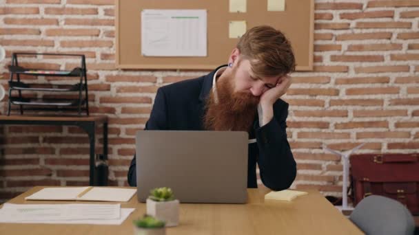 Joven Pelirroja Hombre Negocios Trabajador Cansado Despertando Para Trabajar Oficina — Vídeo de stock