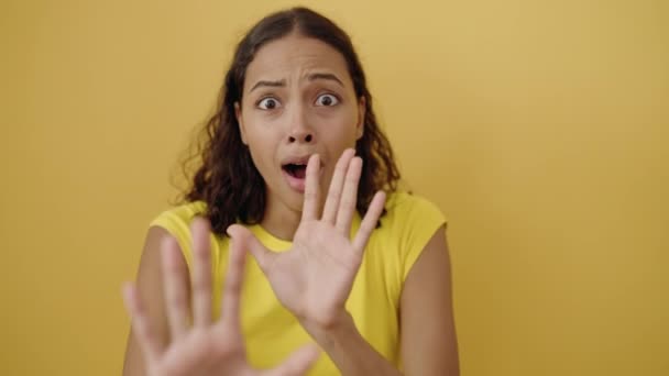 Young African American Woman Doing Terrified Gesture Isolated Yellow Background — Vídeos de Stock