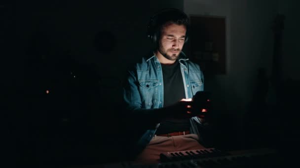 Pemuda Hispanik Pria Tersenyum Percaya Diri Menggunakan Smartphone Studio Musik — Stok Video