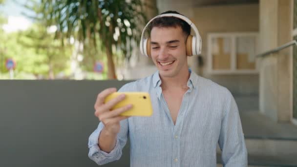 Joven Hombre Hispano Sonriendo Confiado Viendo Video Smartphone Calle — Vídeo de stock