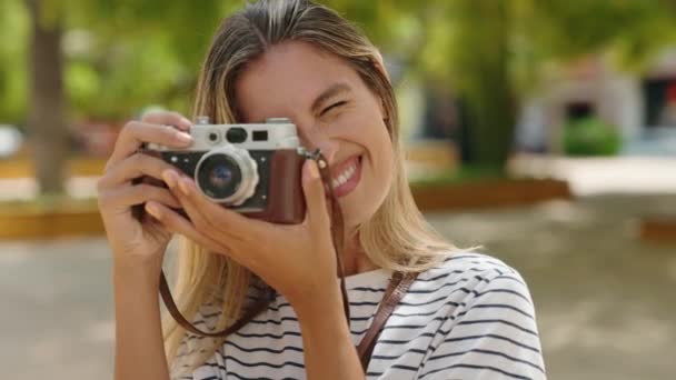 Молода Блондинка Посміхається Впевнено Використовуючи Старовинну Камеру Парку — стокове відео