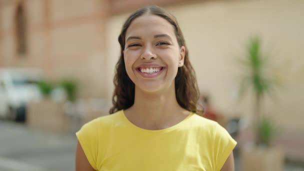 Joven Mujer Afroamericana Sonriendo Confiada Pie Calle — Vídeo de stock