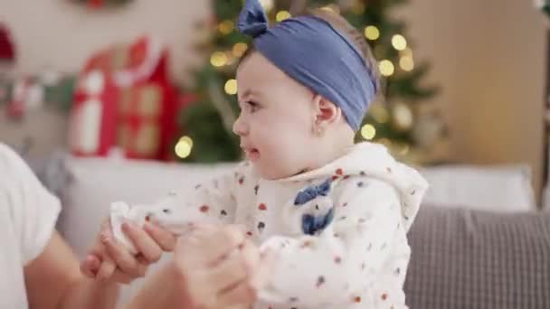 Frau Und Kleinkind Stehen Hause Auf Sofa Weihnachtsbaum — Stockvideo