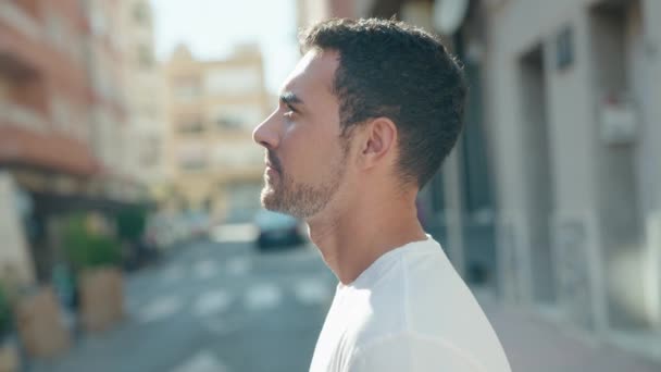 Mladý Hispánec Usmívá Sebevědomě Stojí Ulici — Stock video