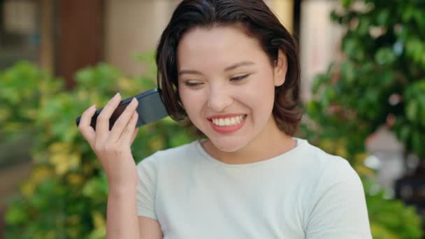 Giovane Donna Ispanica Sorridente Fiducioso Messaggio Audio Ascolto Dallo Smartphone — Video Stock