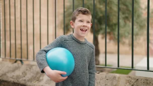 Sarışın Çocuk Gülümsüyor Kendine Güvenen Bir Sarılma Topu — Stok video