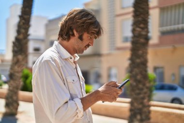 Genç adam Park'taki Smartphone kullanarak