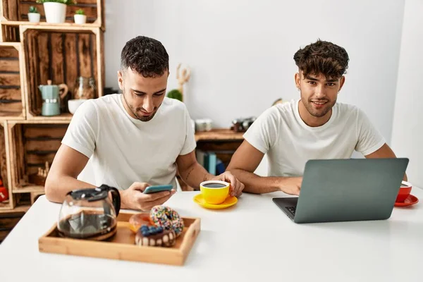 Due Uomini Ispanici Coppia Che Fanno Colazione Utilizzando Smartphone Laptop — Foto Stock