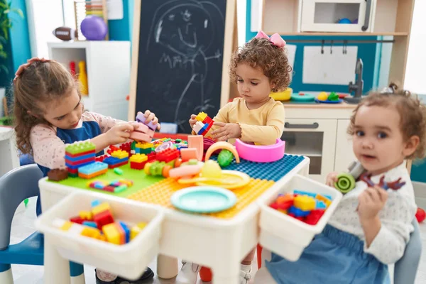 Kindergruppe Spielt Mit Bauklötzen Tisch Kindergarten — Stockfoto