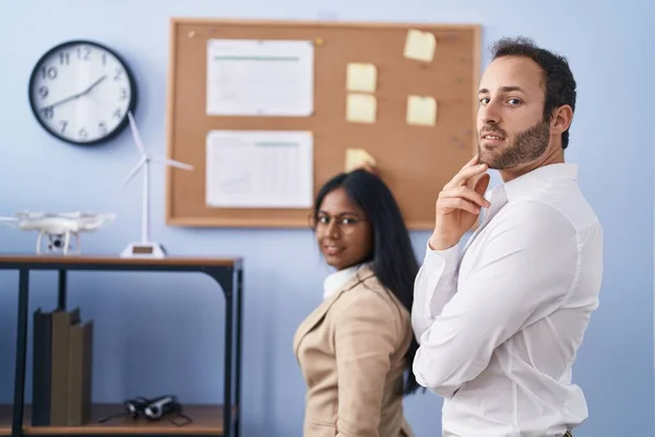 オフィスで時計を見ている男と女のビジネス労働者 — ストック写真