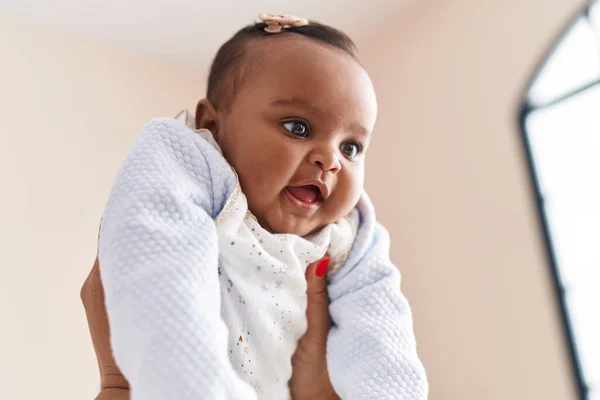 Afrikanisch Amerikanisches Baby Auf Mutter Hände Hause — Stockfoto